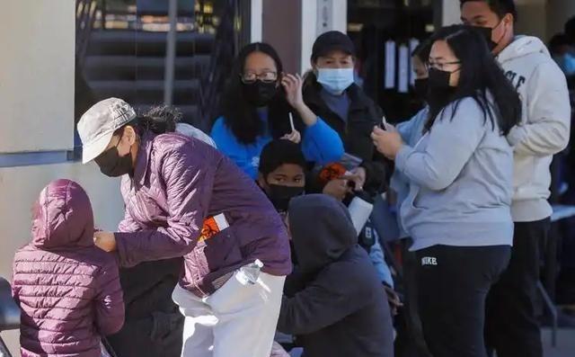 全体国民务必提高警惕！美国爆发新一轮疫情，部分城市已宣布进入紧急状态，病情恶化时