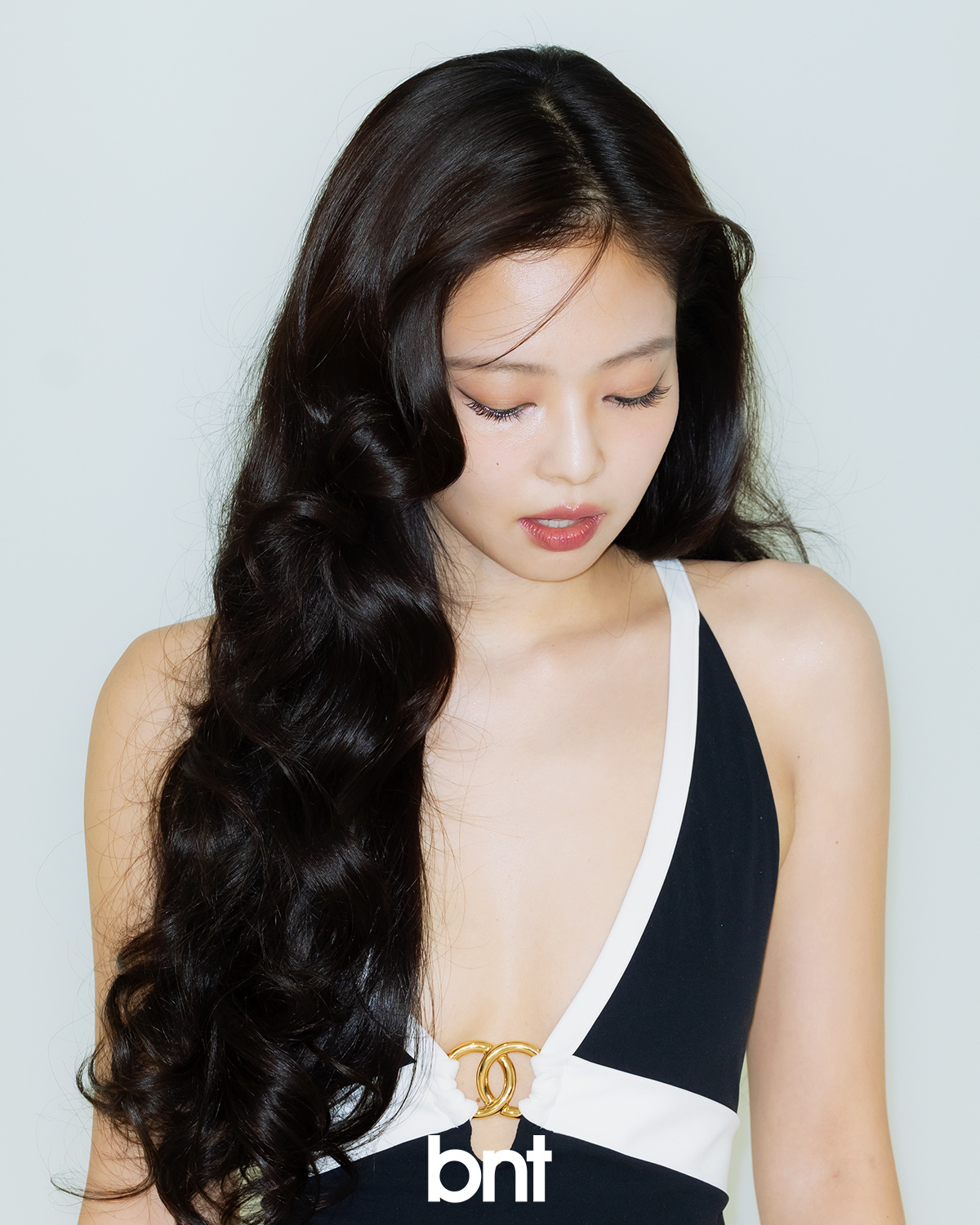 Jennie长卷发深V造型Damnnn🥵Jennie身上这独一份的贵气感!!!