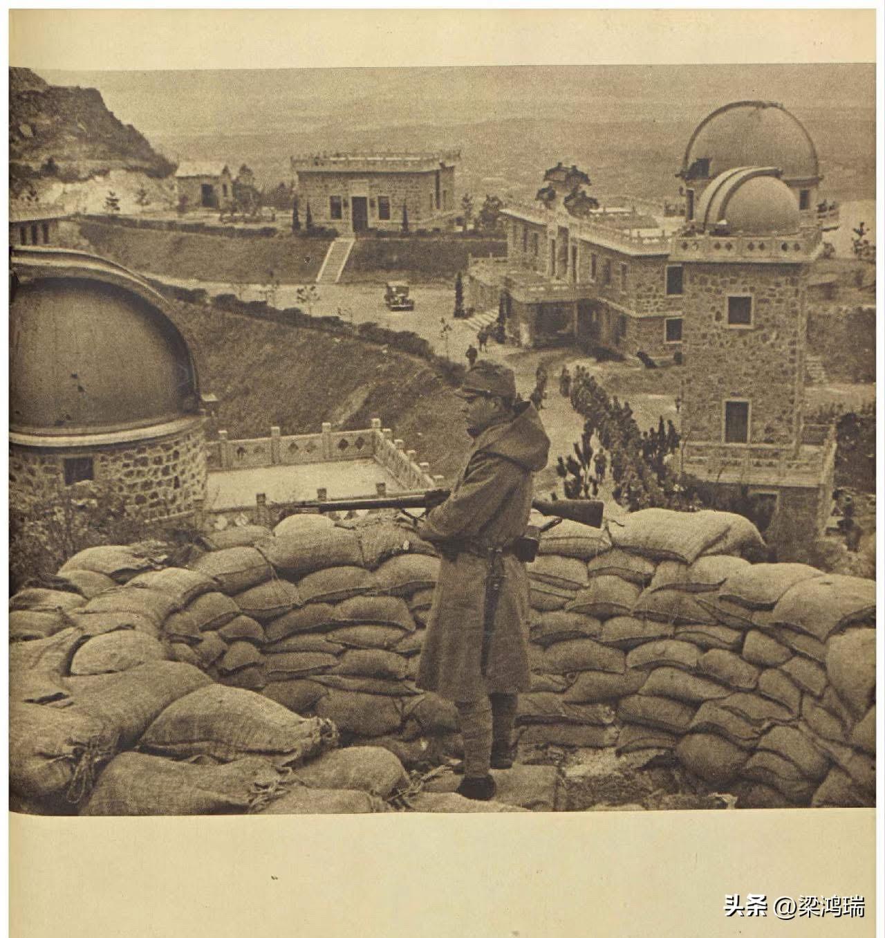 这张历史照片记录的是 1937年12月13日南京陷落后，日军占领并进驻紫金山天文