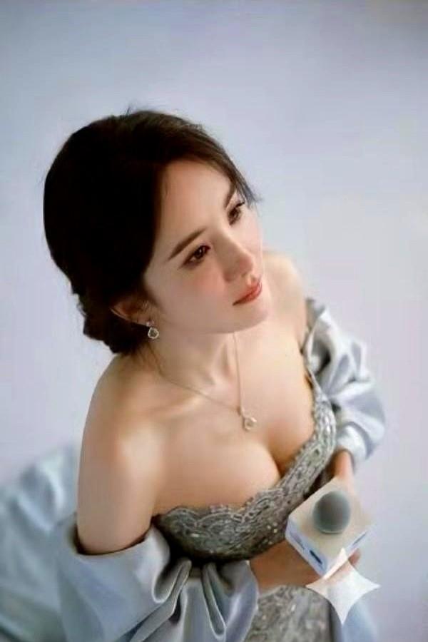 杨幂这姐，真是用实力说话的典范啊！

最近她简直杀疯了！

电视剧《生万物》直接