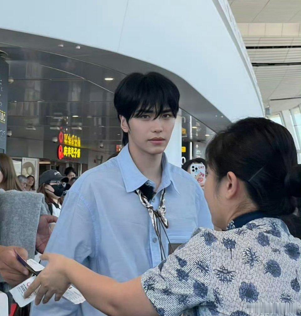 邵子恒首个常驻旅综这么看着他的生图感觉也就那样，还是他不上镜啊，不过还是要祝贺他