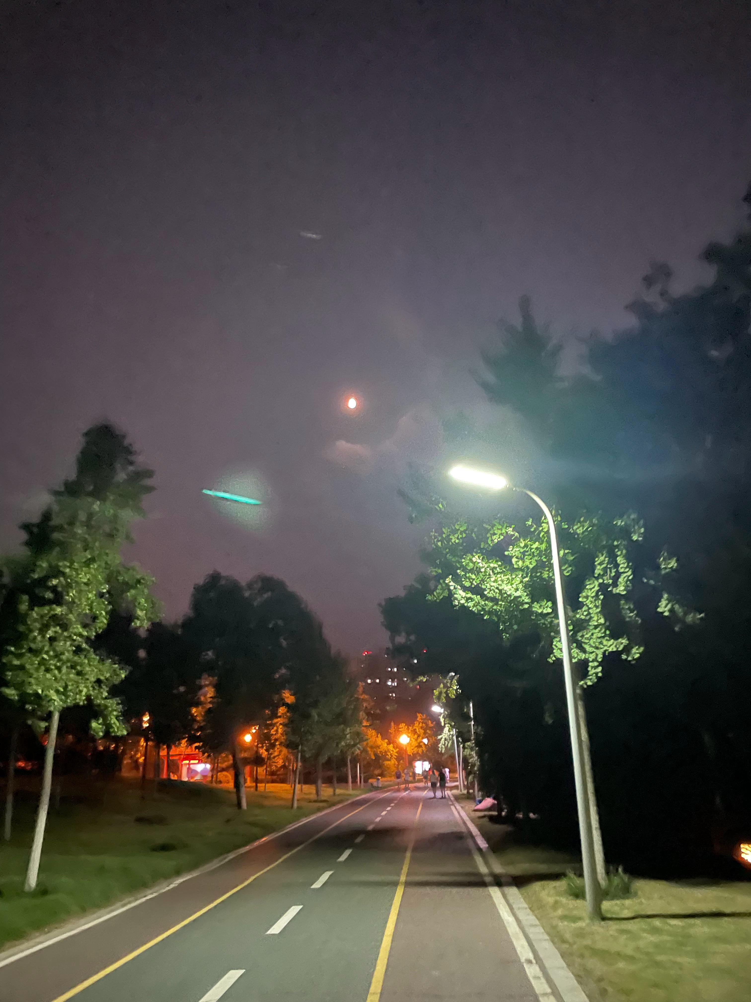 还得是家里舒服啊。今天跑个小长途回家了，夜里还没有那晚的时候，路上还亮着灯，出来