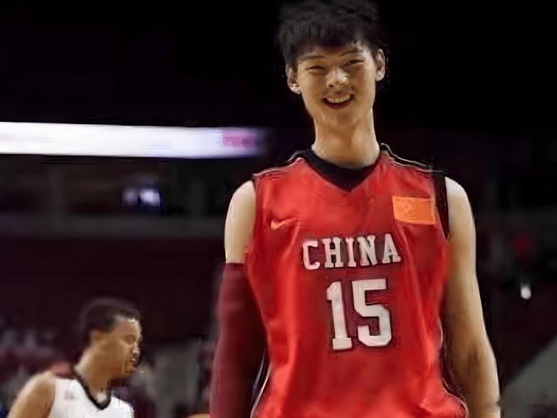 还有人记得老老年间的传说么？“我靠！新出来一个中锋叫王哲林，持球面框进攻型的，脚