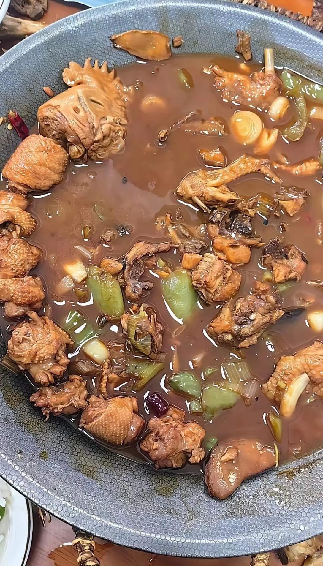 游客在济南芙蓉街吃到“长脖鸡”，相关部门已介入调查，涉事饭店停业整顿。一名游客称