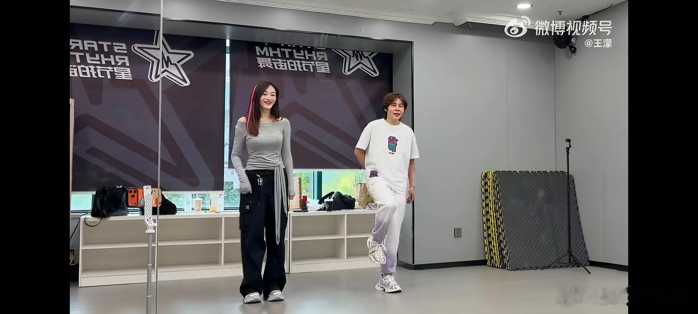王濛教李小冉普通disco王濛李小冉共创我宣布这是今年最有意思的跨界联动，世界冠