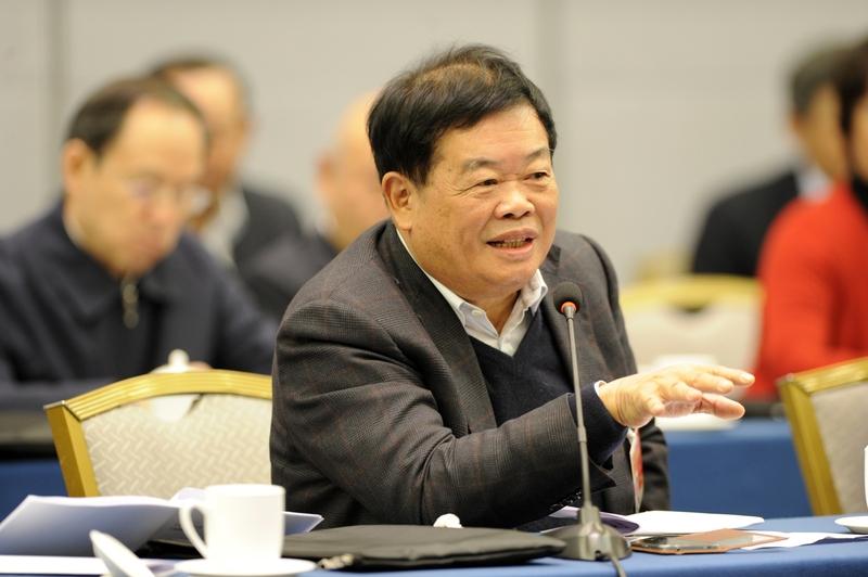 福耀玻璃突然官宣曹德旺辞去董事长，其子曹晖接任，这消息一出来就像平静湖面投下巨石