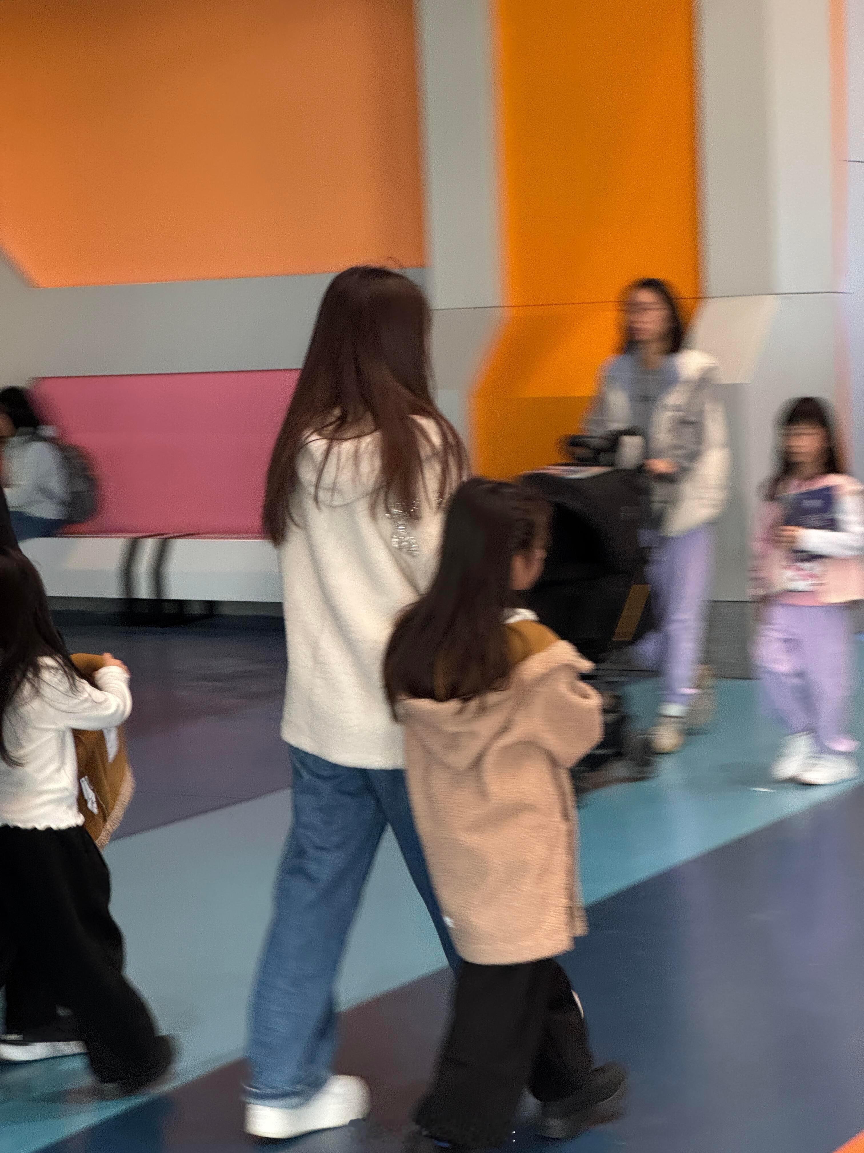郭富城老婆带女儿逛游乐园  方媛带女儿逛游乐园 天王嫂穿搭很接地气，俩女儿长这么