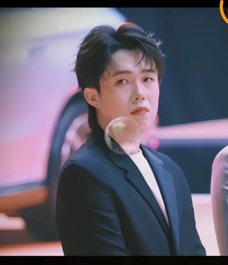 笑喷，
能猜出这是谁吗？
不是对国家优秀运动员诋毁，
这妆容简直像东方不败，
据