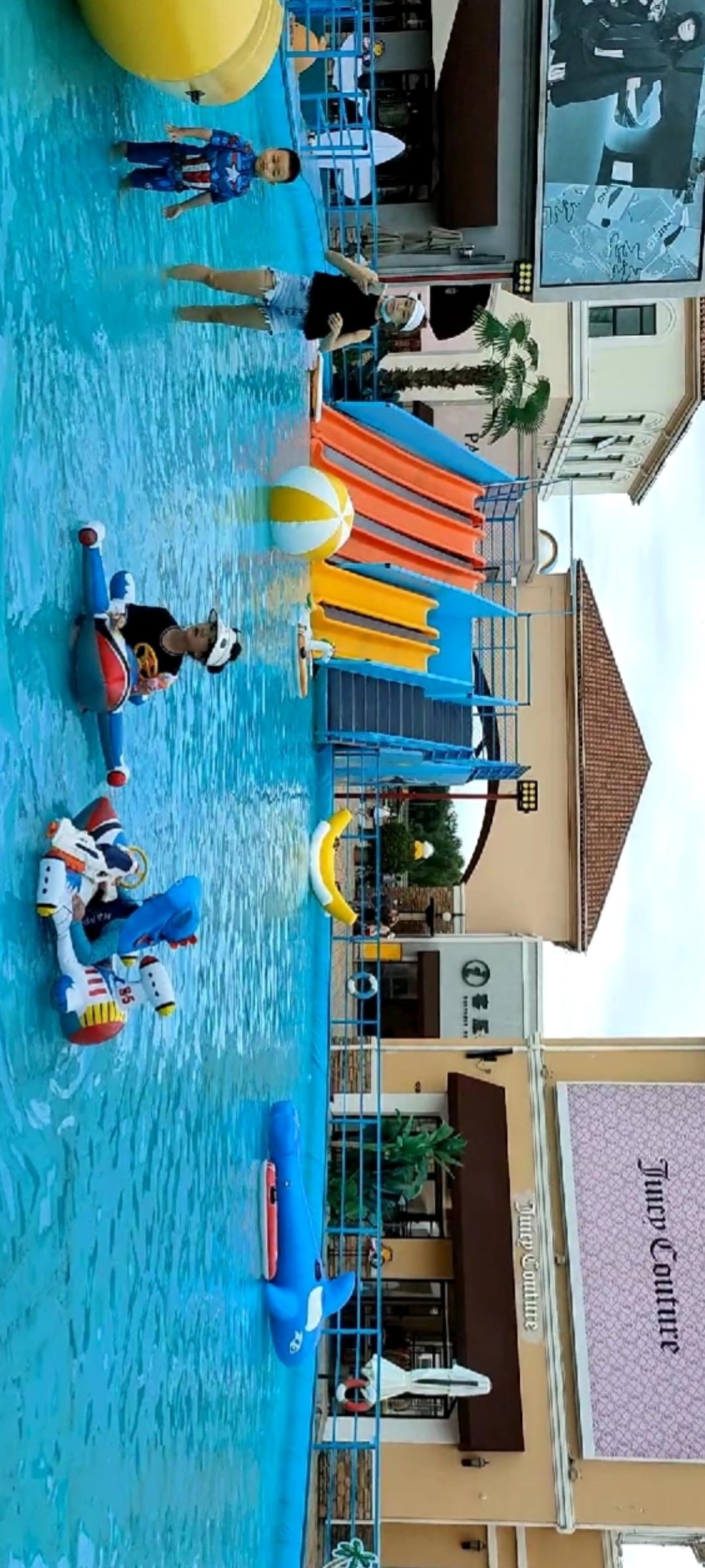 夏日清凉水上乐园，萌娃们尽情嬉戏！🌞💦👶🏻👧🏻