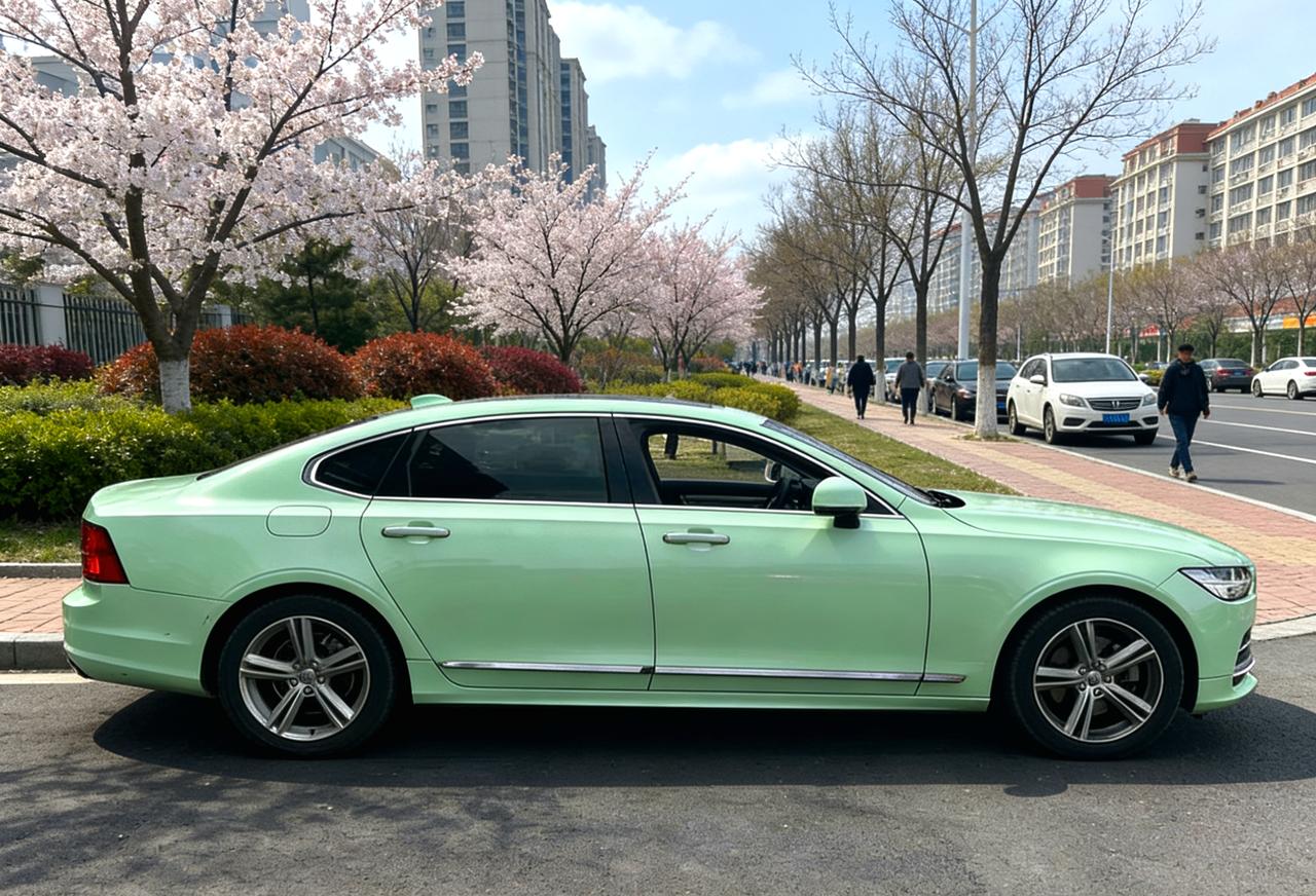 这两天广东这边开始拜山了，很多北方的朋友都愿意拍这样的照片。我个人非常欣赏这台车