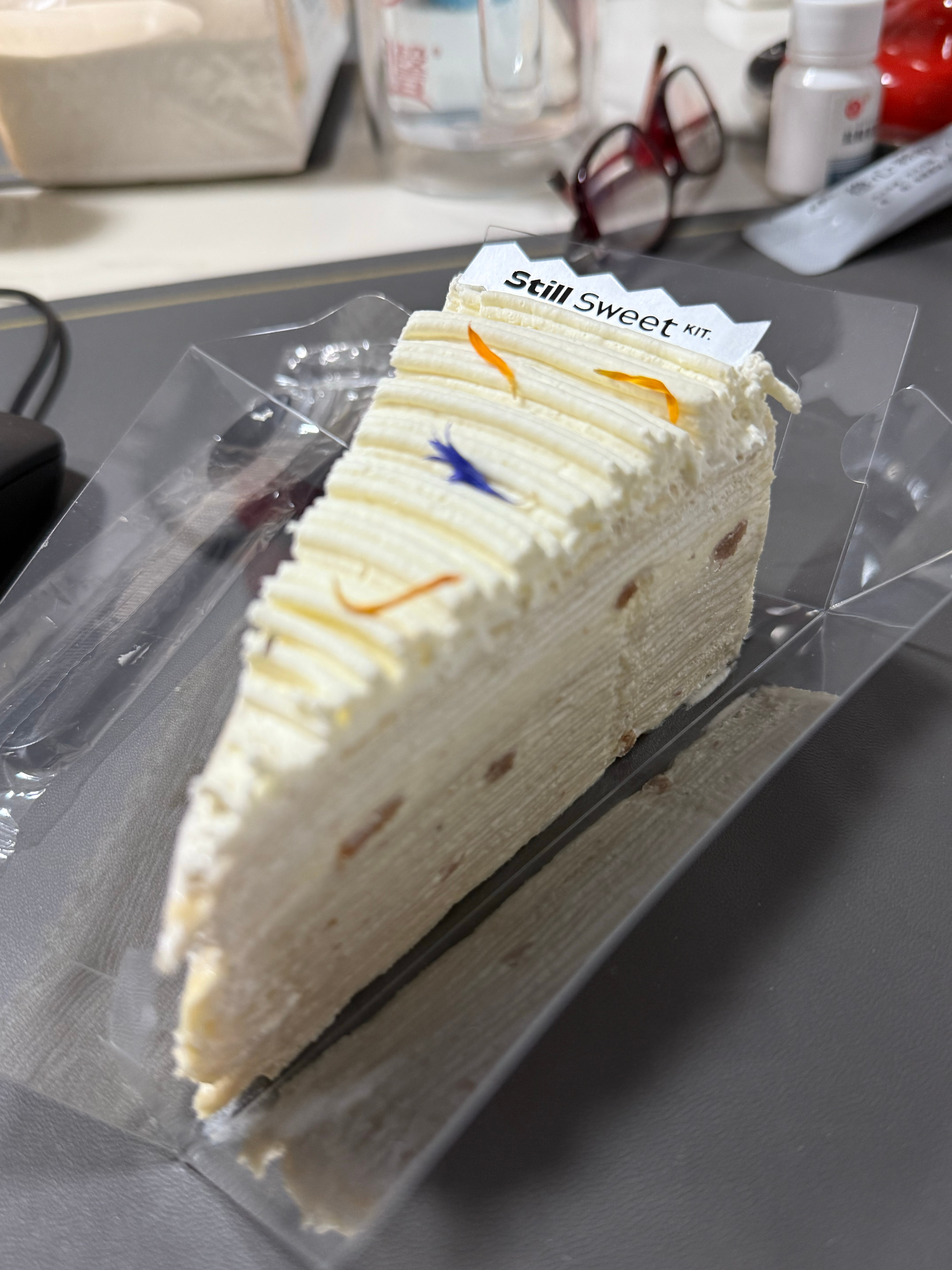 厦门这家店的这个梅子千层好好吃 连吃两天 还给朋友也带了 咸咸甜甜的 比lady