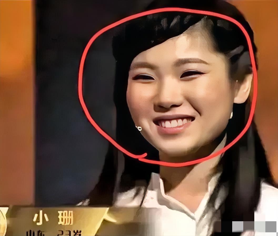 李珊在陌生城市的街头，泪流满面。一边吃着牛肉面，一边哭。
她哭不是因为牛肉面好吃