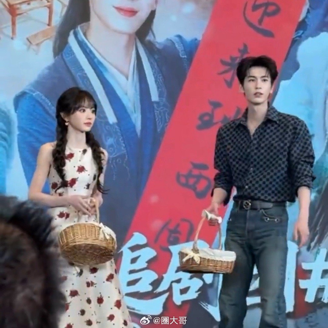 张凌赫撤回一个牵手哈哈哈哈哈就是说张凌赫撤回牵手这段，是可以反复观看的样子啊，张