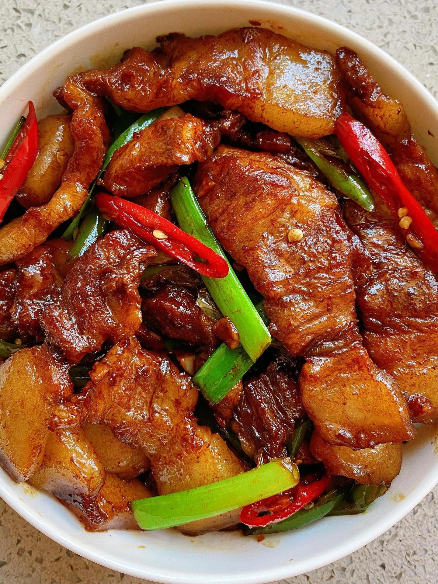 香辣入味的回锅肉，好吃极了。配着米饭吃，真的超赞呀！妥妥的下饭神器啊 ...