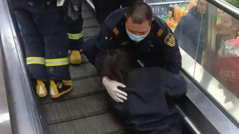 扶梯骤然失衡，四名女孩接连后仰——千钧一发之际，体重仅81斤的傅女士本能伸手拦截