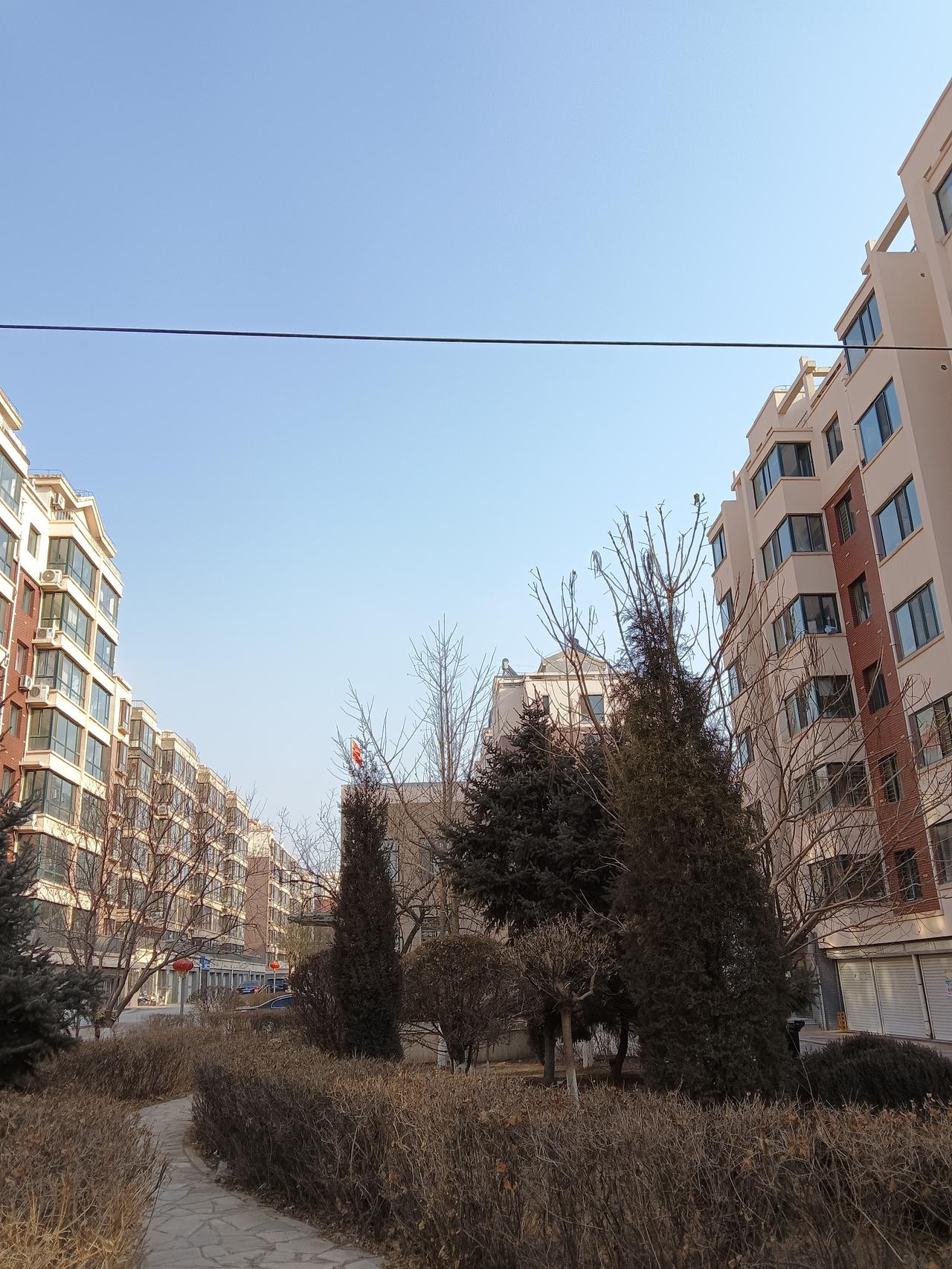 给婆婆买衣服这事儿，我可有话说。我之前给婆婆买过一件外套，花了好几百呢。当时我满