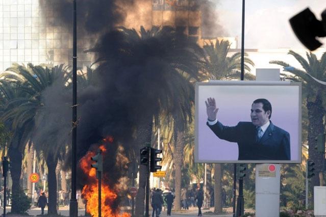 2010年12月17日，摩洛哥一位名叫布瓦吉吉的水果小贩在遭遇女城管的当街侮辱后