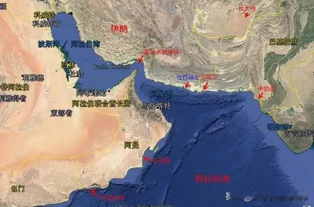 阿曼是有一点懵了，自己明明只是
劝架的中间人而已！为什么也会被威胁呢？其实，原因