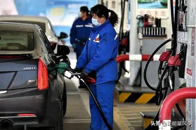 【油价飙升，美国为何先喊疼？】

美国虽已是石油净出口国，但油价一涨，最先感到肉