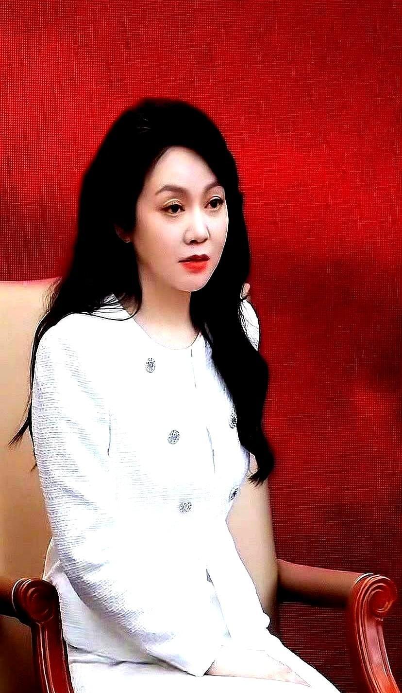 她不化妆，不滤镜，不演戏。
她就那么往那儿一坐，观众就信了——这人真活过。
《如