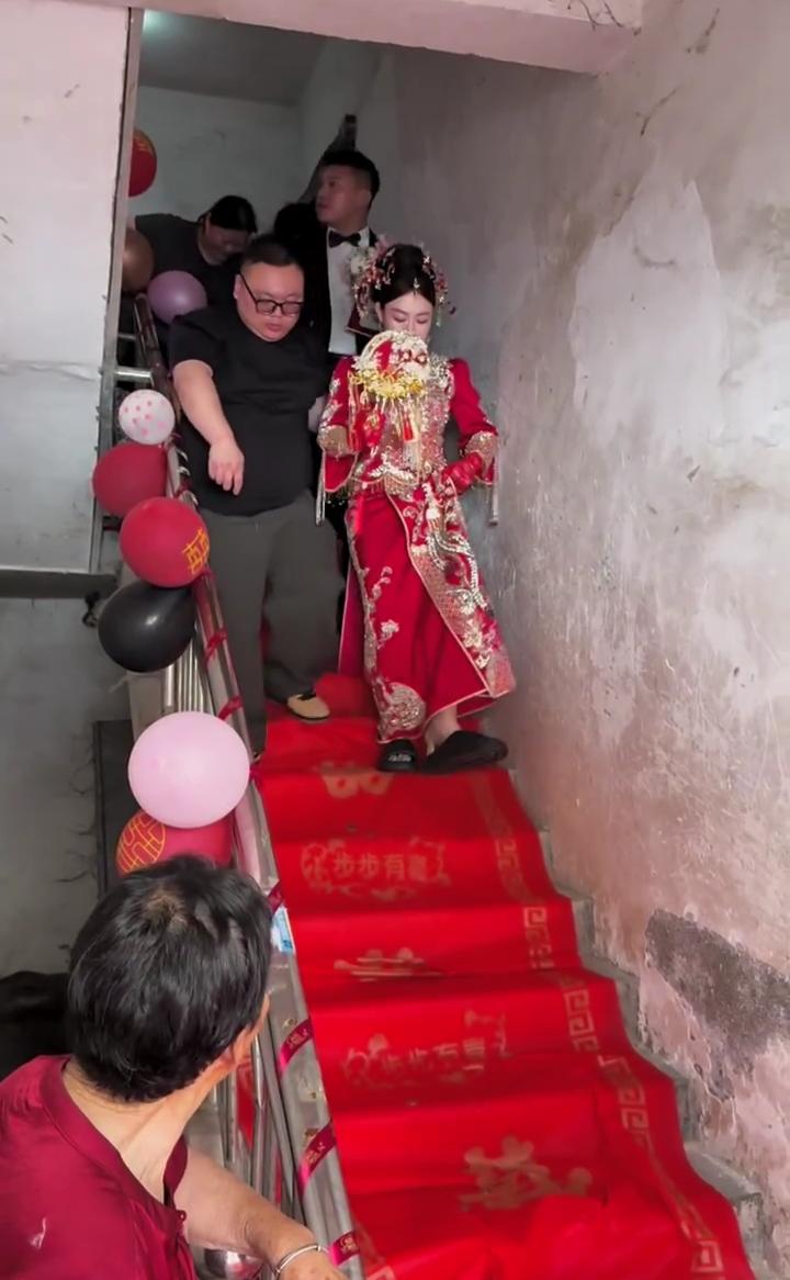 有没有知道新娘上婚车之前，高跟鞋外面在穿双拖鞋。