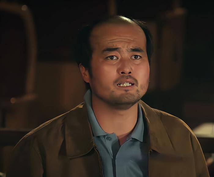 他竟然才37岁，比窦骁年龄还要小些，可看上去，他比窦骁要年长好几岁。

《主角》