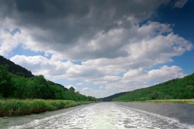 姐妹河边洗衣裳，
水花飞溅笑声扬。
轻揉慢搓情无限，
各思帅哥忙不忙！