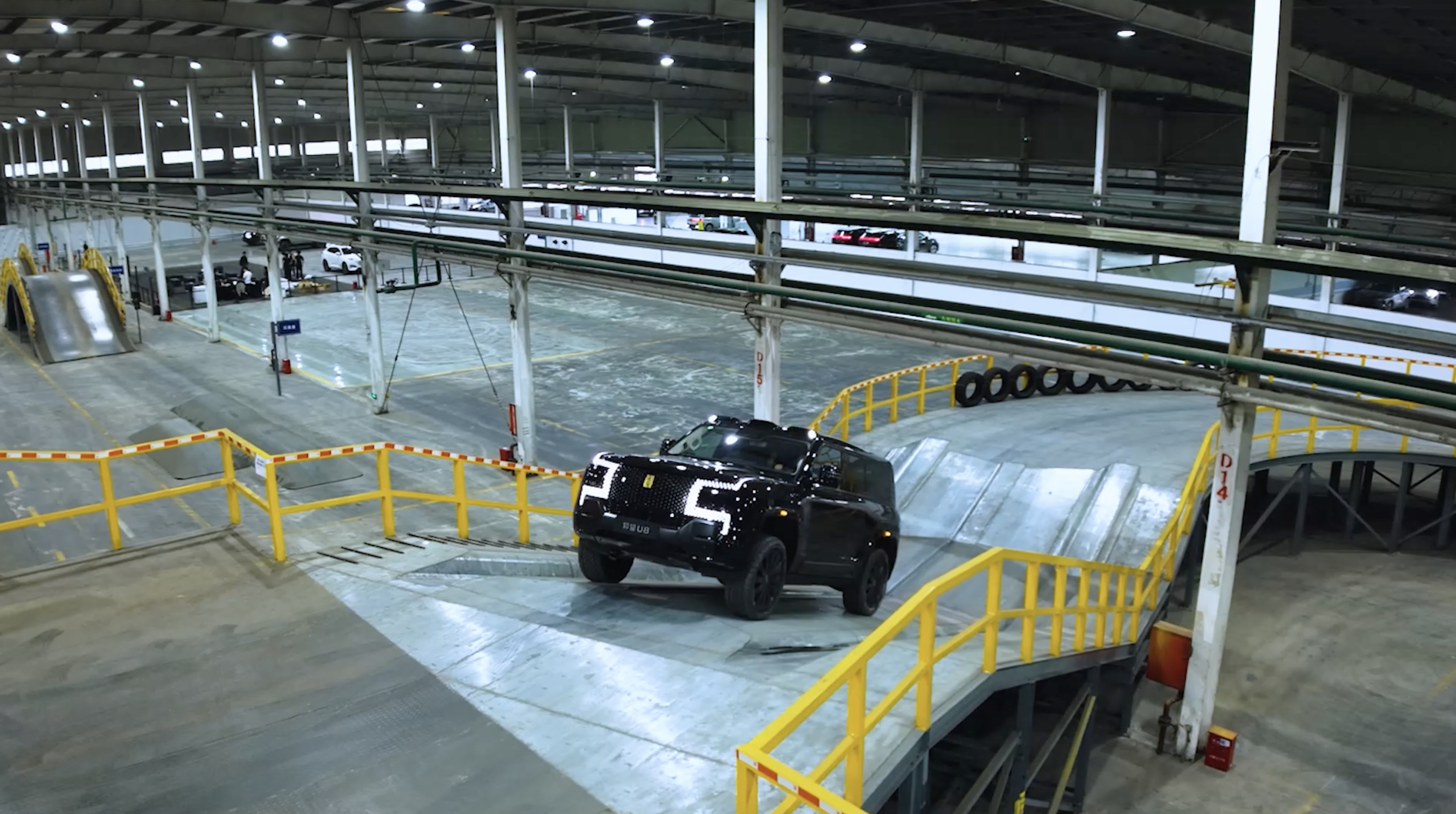 把山搬进厂里是疯了还是清醒 难以置信比亚迪把天门山天梯和各种难走的越野路搬进了1