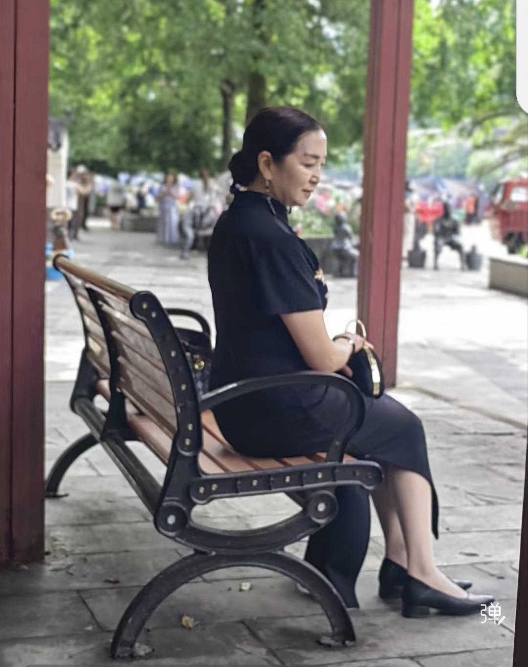 为什么有些六十多岁的女人，精心收拾打扮后，依旧明艳动人、光彩照人？甚至她们优雅的