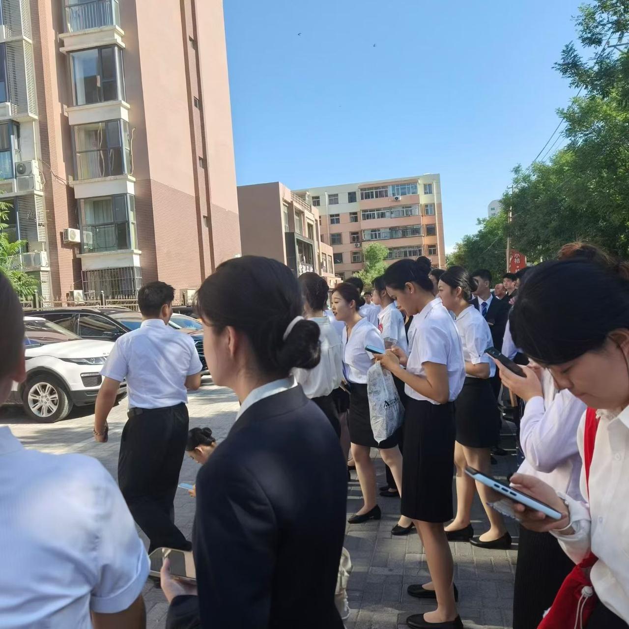高铁乘务(服)行业前景如何 院校疯狂追热点的专业，千万别盲目报！无数家庭踩坑后悔