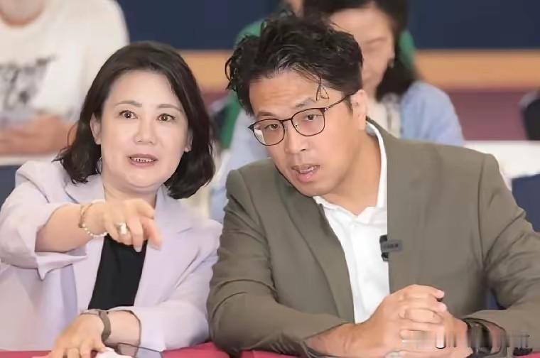 近期，民进党参选人沈伯洋扫街拜票扰民事件持续发酵，其团队傲慢失德、本人敷衍道歉、