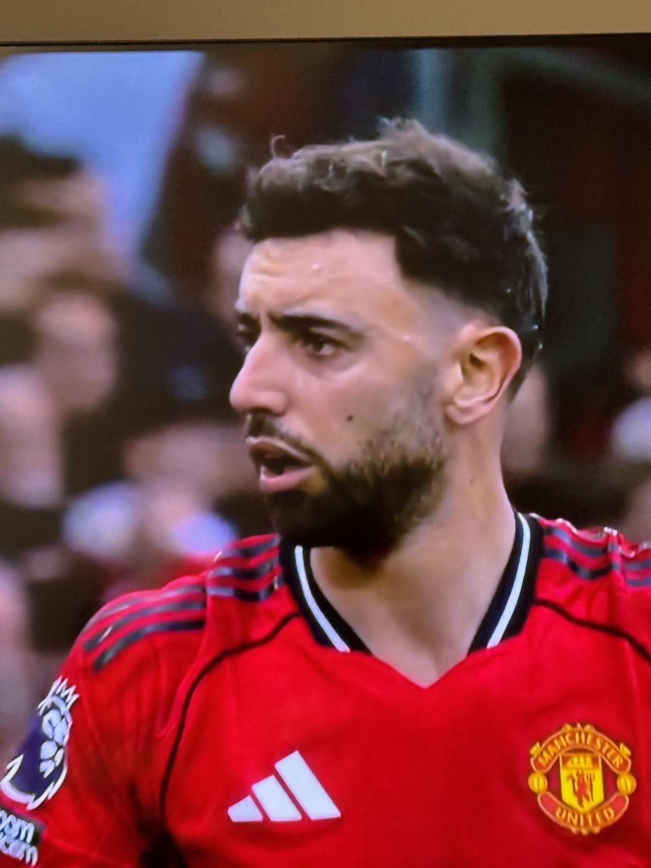 从28分钟到40分钟，富勒姆从B废脚下直接获得球权4次，间接获得球权2次。
曼联