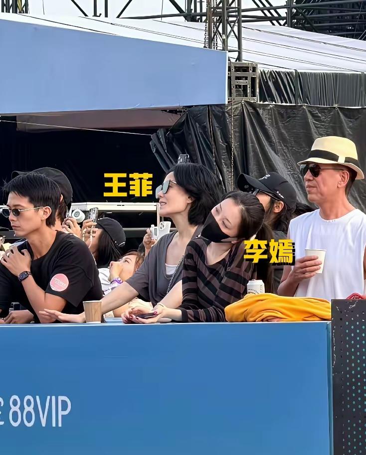 王菲携女儿李嫣现身阿那亚，助威大女儿窦靖童演唱会，母女同框亮相，生图又美又真实！