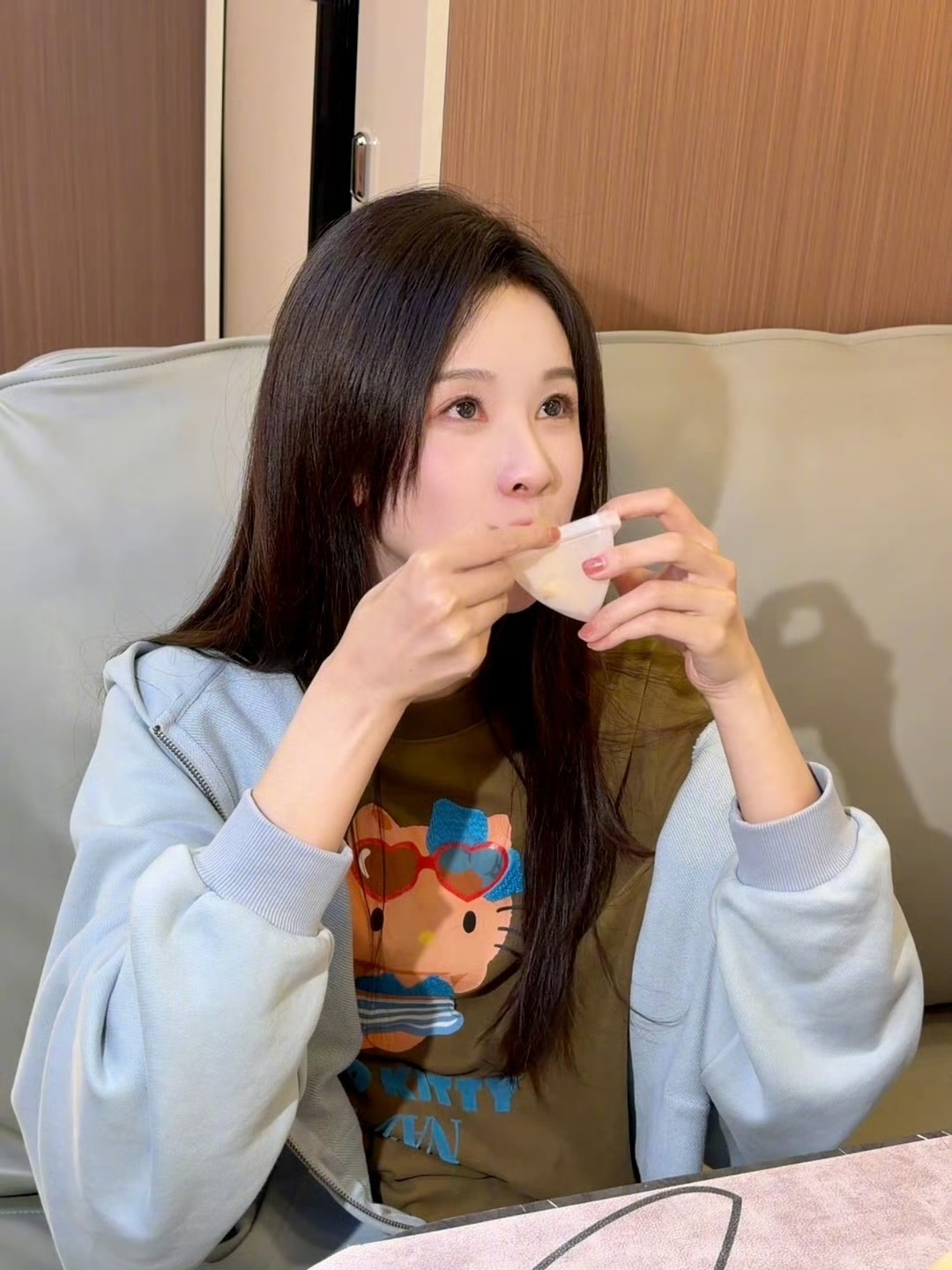 陈都灵陈都灵吃了榴莲馅粽子陈都灵对榴莲馅的粽子投降姐姐太可爱了 直接投降了！！ 