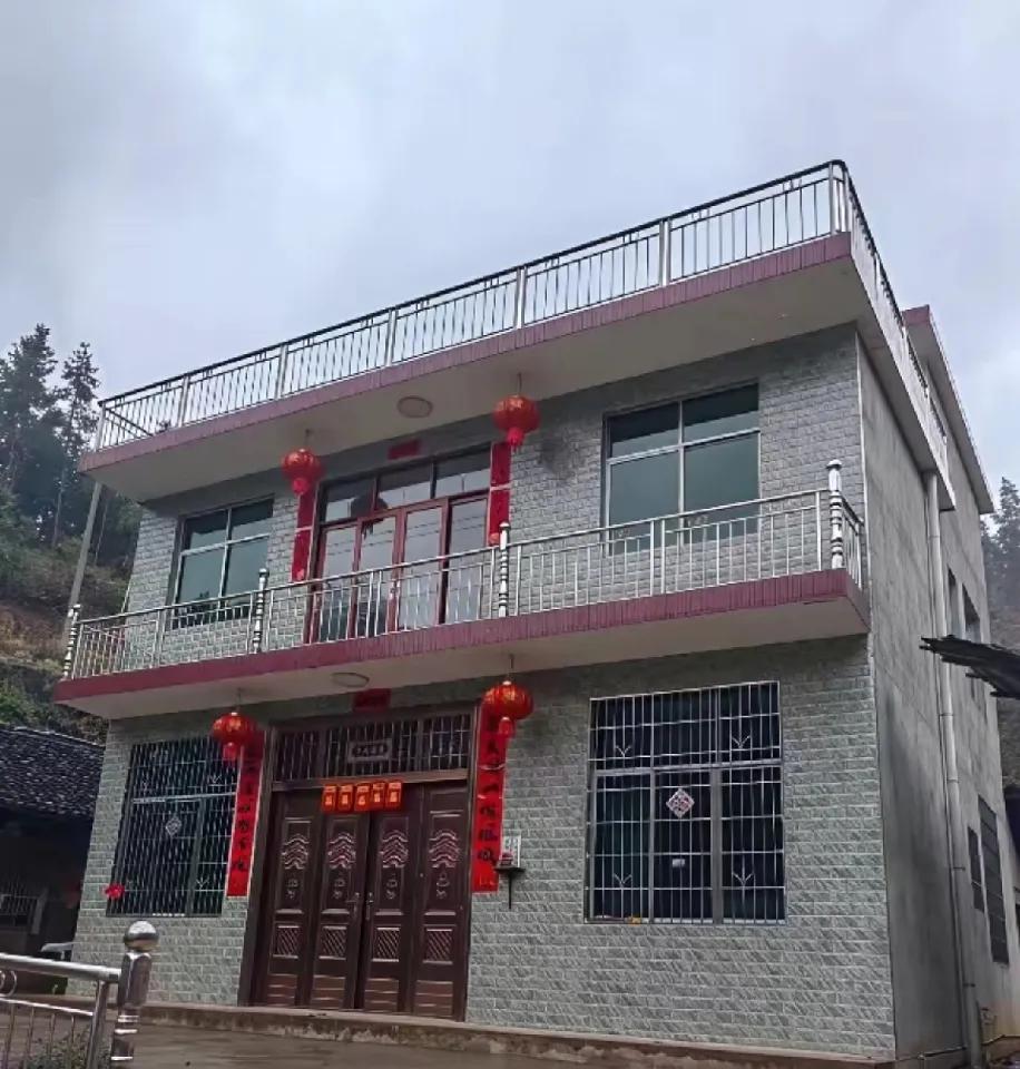 手里攥着农村两层小楼，卖25万还是等30万？快愁秃了
 
闺蜜让我帮拿主意：她家