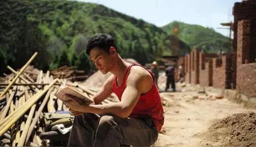 为什么现在的人，越来越喜欢拿别人的苦难开玩笑？

这个问题，表面看是“没底线”，