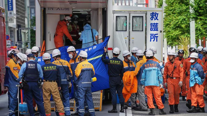 【东京银座发生不明物质喷洒事件，致20多人受伤，伤者喉咙剧痛和身体不适】据外媒5