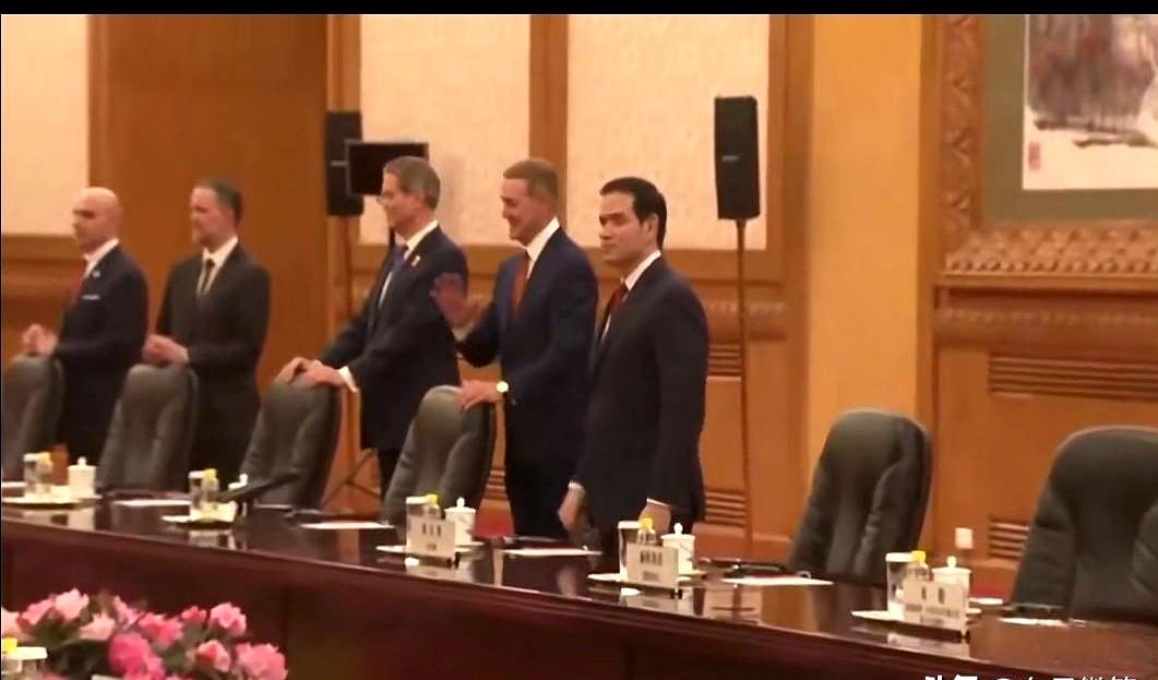 平时最不守规矩的那帮朋友，今天一到这儿，反倒一个比一个老实，连坐都不敢先坐。
主