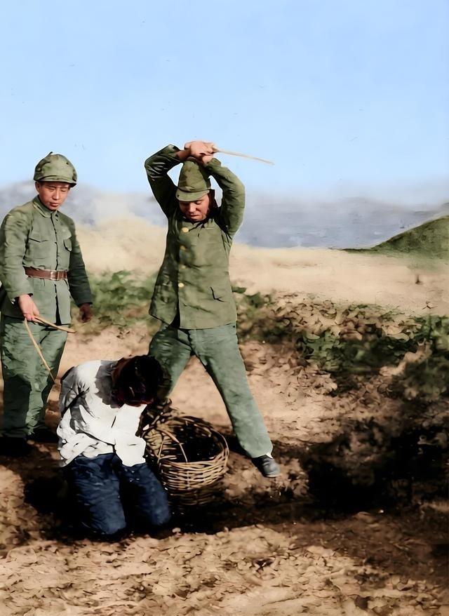 1938年华东沦陷区，两个日军禽兽正在屠杀一名中国妇女。
1938年真正可怕的地