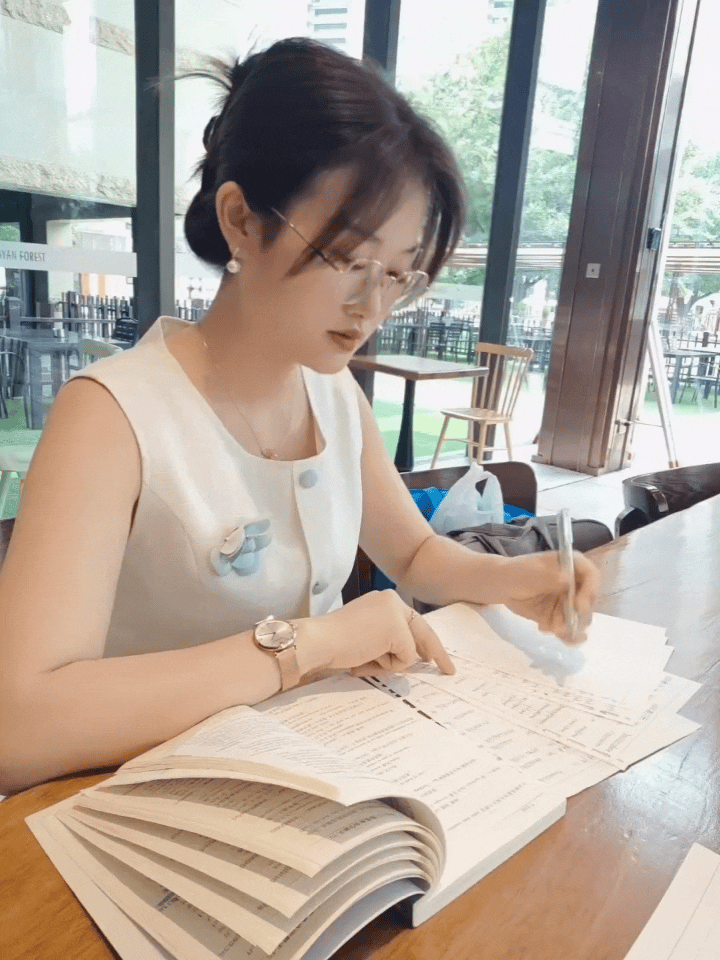 这位小姐姐的穿着打扮太符合她的气质了，这副眼镜也非常适合她，整个人看起来很有知性