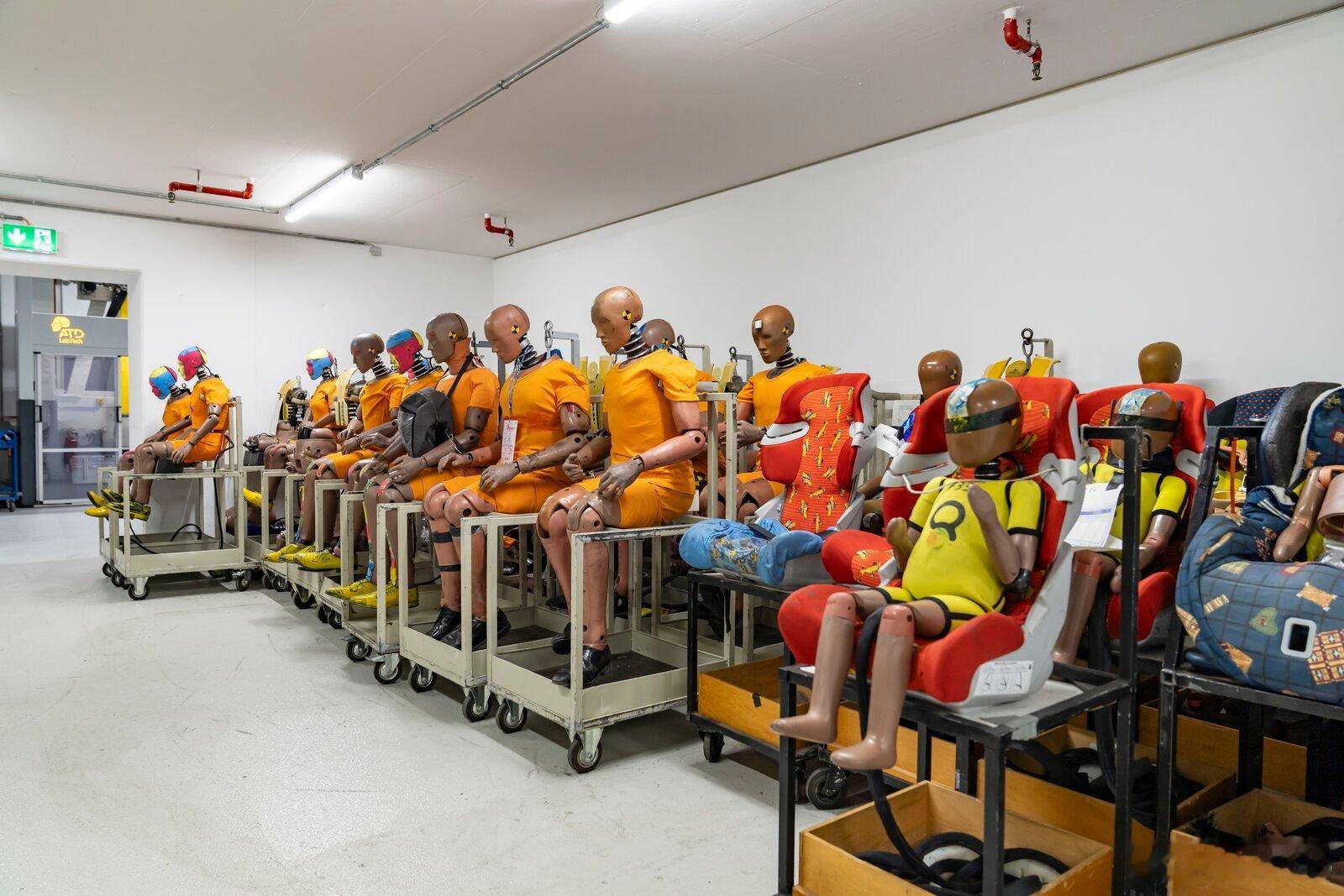 宝马慕尼黑FIZ研发中心，安全碰撞实验室里，一张价值上亿的全家福。宝马工程说，1