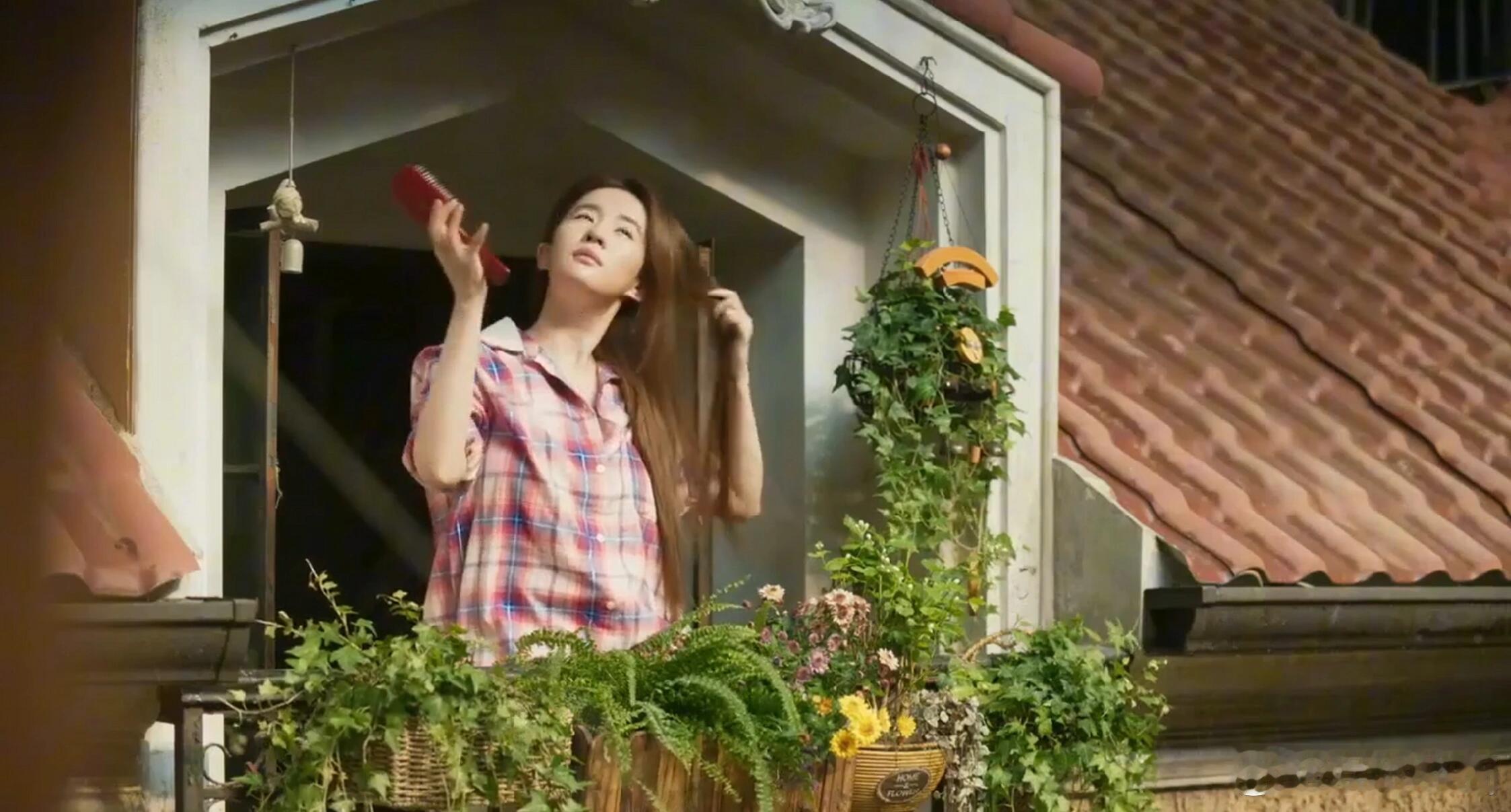 《玫瑰的故事》原著中，玫瑰不仅漂亮，还是一个温柔贤淑的女子，几乎所有和她见过面男