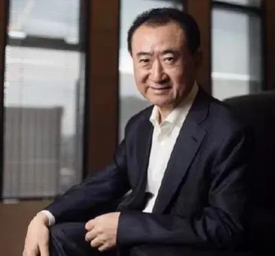 一次，记者问王思聪：“您父亲最近瘦了有30斤吧，你会出来直播吗？董明珠都在全网海