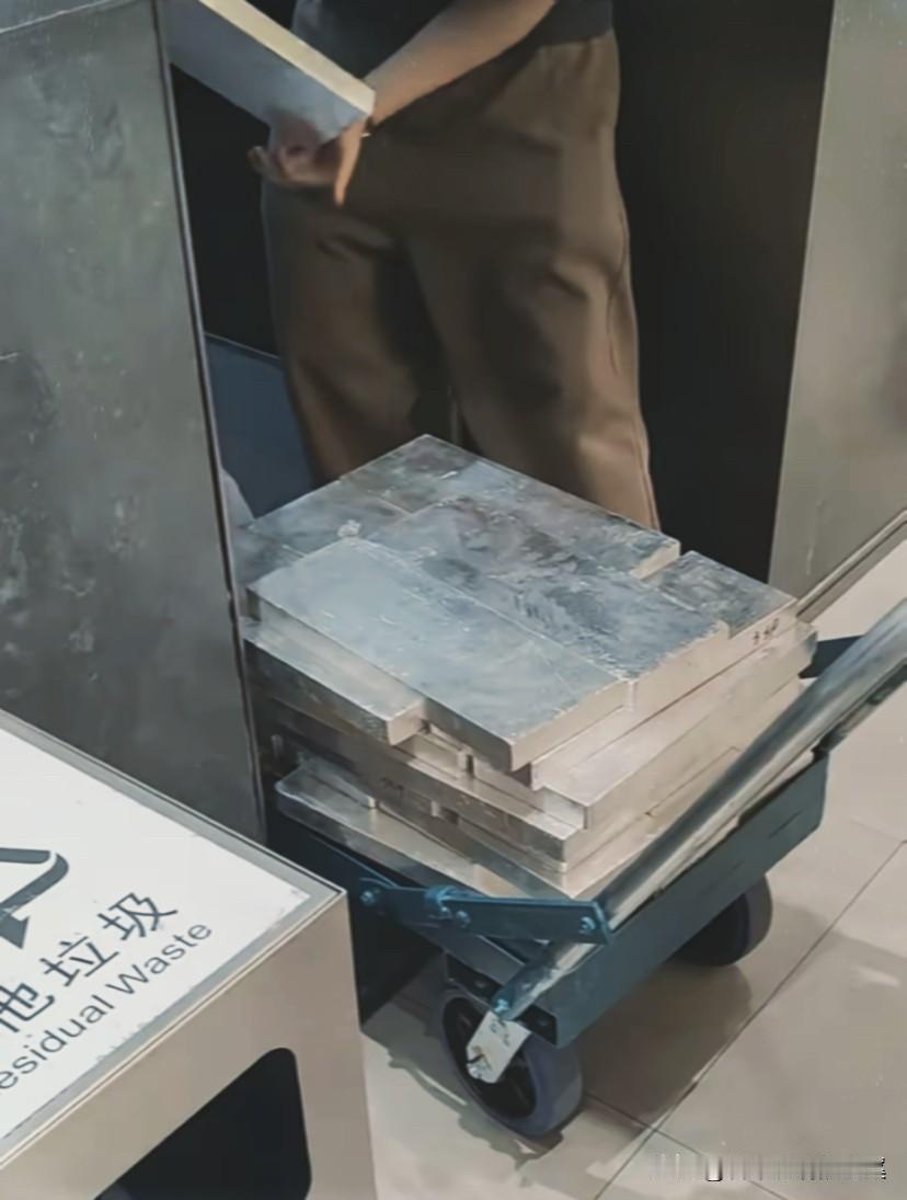 4吨白银值多少钱？
2018年亲身看管，
如今价值吓一跳！

2018年在东西湖