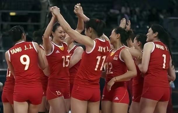 终于明白中国香港女排为什么敢这么干了！看她身边站着的是谁，瞬间懂了！
​场边站着