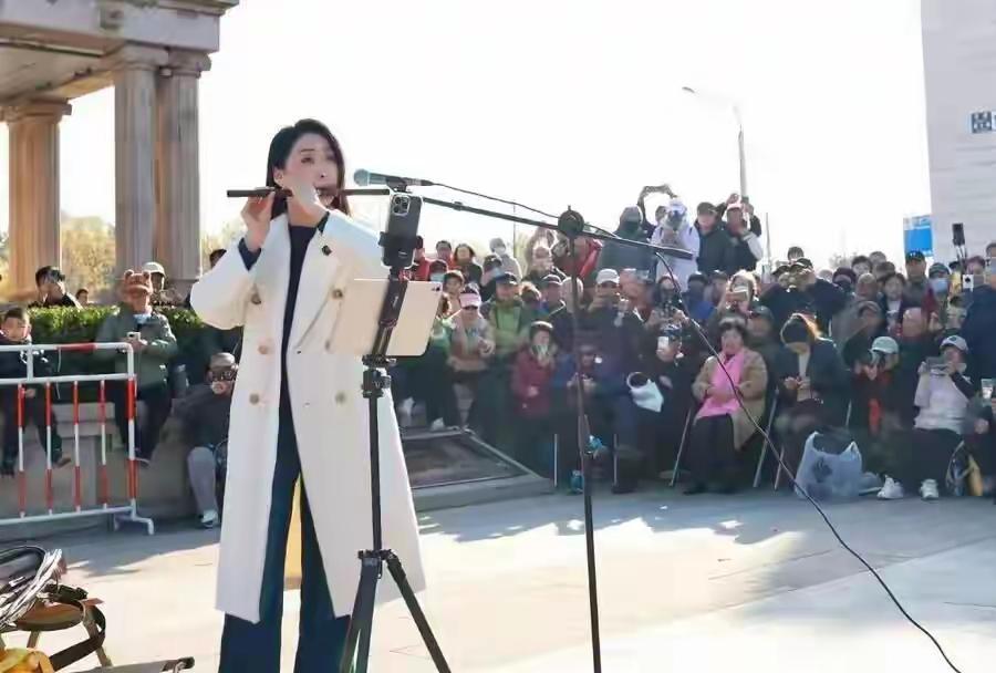 孙楚泊为什么火了？
       近期，孙楚泊在北京市内公园演奏竹笛的视频，在网