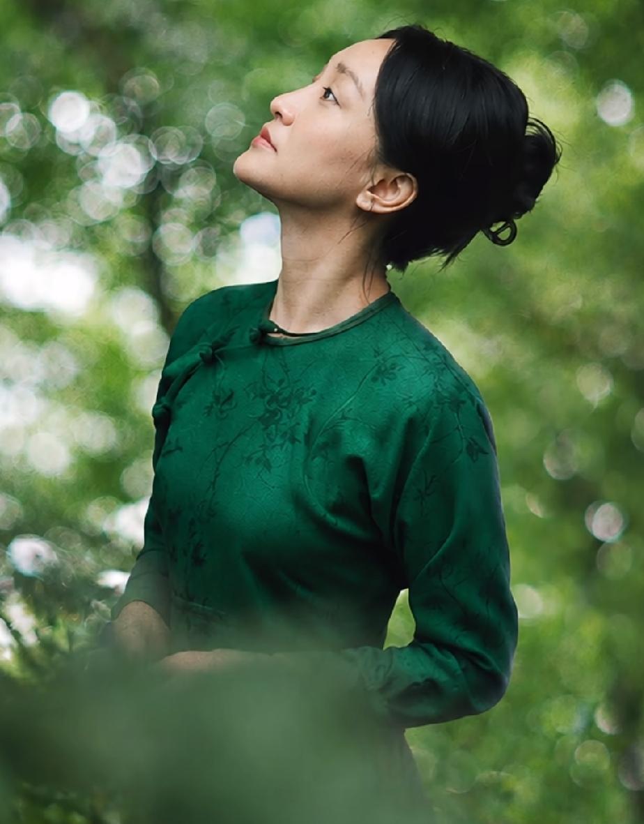一身墨绿色新中式旗袍，素雅温婉，衬得人沉静又有韵味✨
51岁的周迅拿下釜山年度最