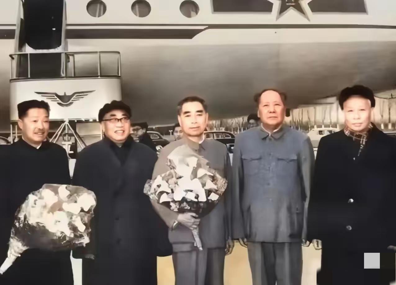 中间的是周总理，右二是伟人毛主席，其他三位老前辈你们认得出来吗？