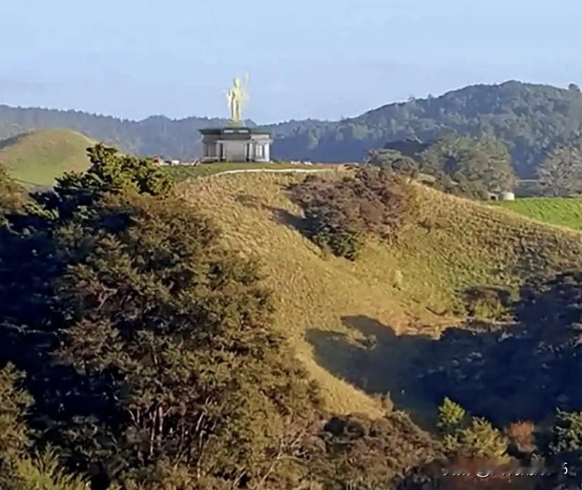 新西兰华人在山顶建佛像惹争议，操作手法更是惹众怒。有信仰可以理解，但是坚持信仰的