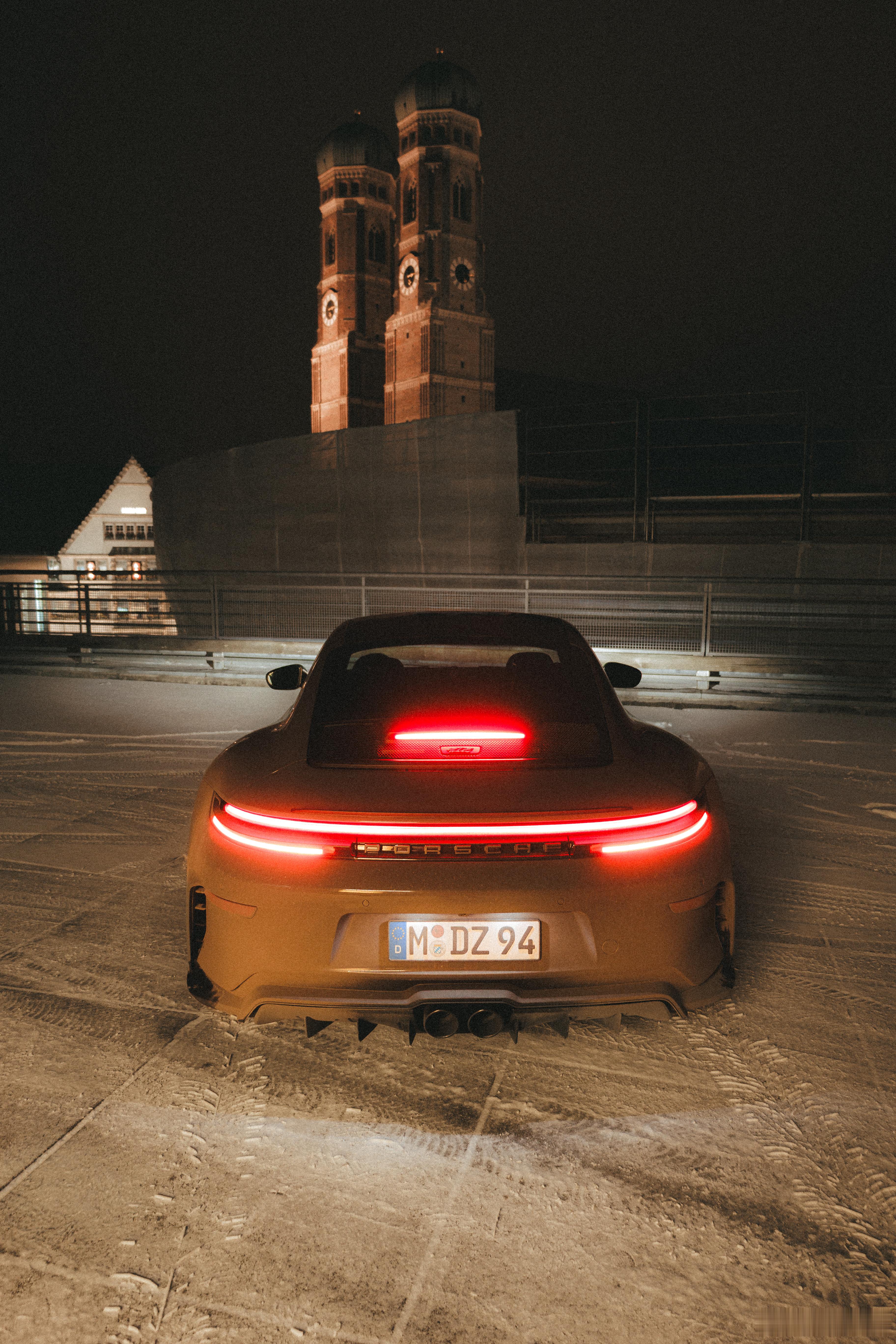 最后还是选这张了首先当我刚开始选照片的时候，第一眼喜欢的就是这张，属于直觉，最近